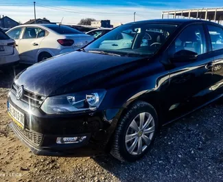 Vooraanzicht van een huurauto Volkswagen Polo Luchthaven Belgrado, Servië ✓ Auto #8368. ✓ Transmissie Automatisch TM ✓ 2 beoordelingen.