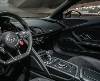 Interieur van Audi R8 Cabrio te huur in de VAE. Een geweldige auto met 2 zitplaatsen en een Automatisch transmissie.