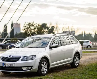 Vooraanzicht van een huurauto Skoda Octavia Combi in Podgorica, Montenegro ✓ Auto #7153. ✓ Transmissie Automatisch TM ✓ 0 beoordelingen.