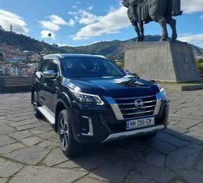 Vooraanzicht van een huurauto Nissan X-Terra in Tbilisi, Georgië ✓ Auto #8142. ✓ Transmissie Automatisch TM ✓ 1 beoordelingen.