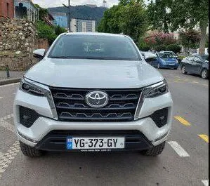 Vooraanzicht van een huurauto Toyota Fortuner in Tbilisi, Georgië ✓ Auto #8140. ✓ Transmissie Automatisch TM ✓ 0 beoordelingen.