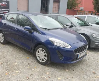 Vooraanzicht van een huurauto Ford Fiesta Ecoboost Luchthaven Belgrado, Servië ✓ Auto #8249. ✓ Transmissie Handmatig TM ✓ 0 beoordelingen.