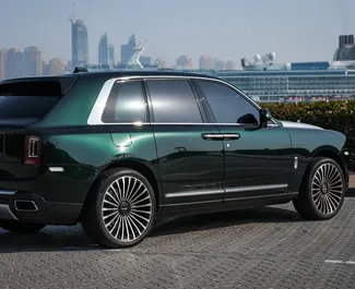 Vooraanzicht van een huurauto Rolls-Royce Cullinan in Dubai, Verenigde Arabische Emiraten ✓ Auto #8410. ✓ Transmissie Automatisch TM ✓ 0 beoordelingen.