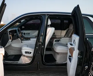 Benzine motor van 6,7L van Rolls-Royce Cullinan 2021 te huur in Dubai.