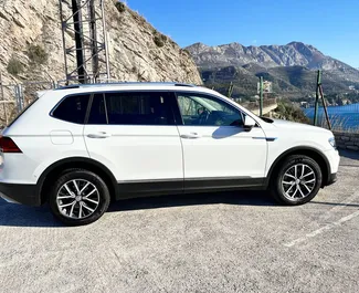 Vooraanzicht van een huurauto Volkswagen Tiguan in Rafailovici, Montenegro ✓ Auto #8262. ✓ Transmissie Automatisch TM ✓ 2 beoordelingen.