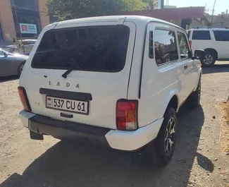 Autohuur Lada Niva 2022 in in Armenië, met Benzine brandstof en 81 pk ➤ Vanaf 41 USD per dag.