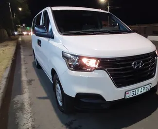 Vooraanzicht van een huurauto Hyundai H1 in Jerevan, Armenië ✓ Auto #6784. ✓ Transmissie Handmatig TM ✓ 1 beoordelingen.