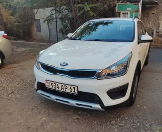 Vooraanzicht van een huurauto Kia Rio X-line in Jerevan, Armenië ✓ Auto #6774. ✓ Transmissie Automatisch TM ✓ 0 beoordelingen.