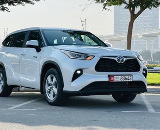 Vooraanzicht van een huurauto Toyota Highlander Hybrid in Dubai, Verenigde Arabische Emiraten ✓ Auto #8426. ✓ Transmissie Automatisch TM ✓ 3 beoordelingen.