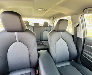 Interieur van Toyota Camry te huur in de VAE. Een geweldige auto met 5 zitplaatsen en een Automatisch transmissie.