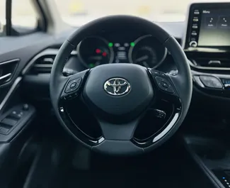 Hybride motor van 2,0L van Toyota C-HR 2023 te huur in Dubai.