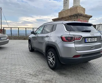 Vooraanzicht van een huurauto Jeep Compass in Tbilisi, Georgië ✓ Auto #8194. ✓ Transmissie Automatisch TM ✓ 0 beoordelingen.