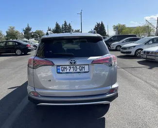 Benzine motor van 2,5L van Toyota Rav4 2018 te huur op de luchthaven van Tbilisi.