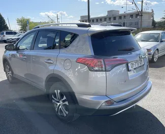 Toyota Rav4 2018 beschikbaar voor verhuur op de luchthaven van Tbilisi, met een kilometerlimiet van onbeperkt.