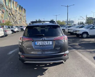 Benzine motor van 2,5L van Toyota Rav4 2017 te huur op de luchthaven van Tbilisi.