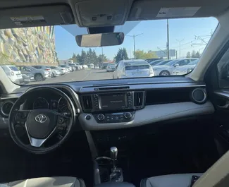 Interieur van Toyota Rav4 te huur in Georgië. Een geweldige auto met 5 zitplaatsen en een Automatisch transmissie.