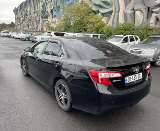 Toyota Camry 2014 beschikbaar voor verhuur op de luchthaven van Tbilisi, met een kilometerlimiet van onbeperkt.