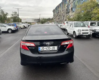 Benzine motor van 2,5L van Toyota Camry 2014 te huur op de luchthaven van Tbilisi.