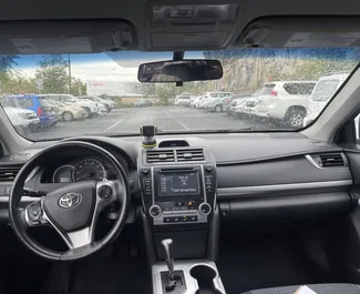 Interieur van Toyota Camry te huur in Georgië. Een geweldige auto met 5 zitplaatsen en een Automatisch transmissie.