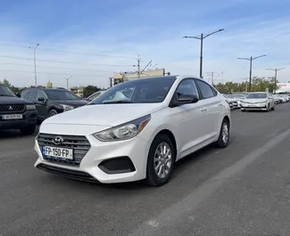 Vooraanzicht van een huurauto Hyundai Accent op de luchthaven van Tbilisi, Georgië ✓ Auto #8348. ✓ Transmissie Automatisch TM ✓ 0 beoordelingen.