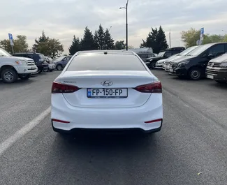 Benzine motor van 1,6L van Hyundai Accent 2017 te huur op de luchthaven van Tbilisi.