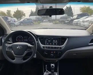 Interieur van Hyundai Accent te huur in Georgië. Een geweldige auto met 5 zitplaatsen en een Automatisch transmissie.