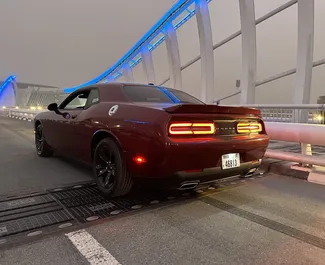 Dodge Challenger 2020 beschikbaar voor verhuur in Dubai, met een kilometerlimiet van 250 km/dag.