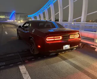 Interieur van Dodge Challenger te huur in de VAE. Een geweldige auto met 4 zitplaatsen en een Automatisch transmissie.