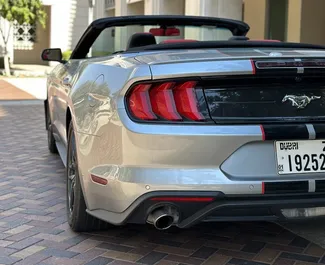 Ford Mustang Cabrio 2020 beschikbaar voor verhuur in Dubai, met een kilometerlimiet van 250 km/dag.