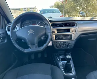 Interieur van Citroen C-Elysee te huur in Albanië. Een geweldige auto met 5 zitplaatsen en een Handmatig transmissie.