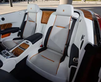 Rolls-Royce Dawn 2019 beschikbaar voor verhuur in Dubai, met een kilometerlimiet van 250 km/dag.