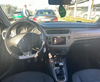 Interieur van Citroen C-Elysee te huur in Albanië. Een geweldige auto met 5 zitplaatsen en een Handmatig transmissie.