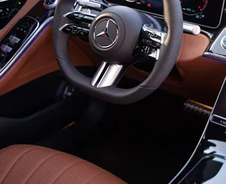 Vooraanzicht van een huurauto Mercedes-Benz S450 in Dubai, Verenigde Arabische Emiraten ✓ Auto #8401. ✓ Transmissie Automatisch TM ✓ 0 beoordelingen.