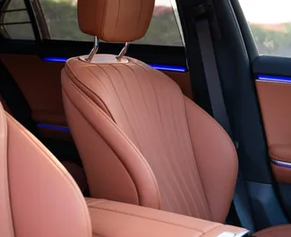 Mercedes-Benz S450 2022 beschikbaar voor verhuur in Dubai, met een kilometerlimiet van 250 km/dag.