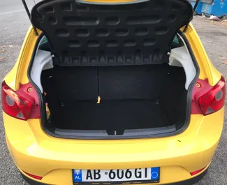 Interieur van SEAT Ibiza te huur in Albanië. Een geweldige auto met 5 zitplaatsen en een Handmatig transmissie.