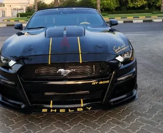 Vooraanzicht van een huurauto Ford Mustang Cabrio in Dubai, Verenigde Arabische Emiraten ✓ Auto #8412. ✓ Transmissie Automatisch TM ✓ 0 beoordelingen.