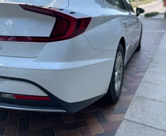 Hyundai Sonata 2022 beschikbaar voor verhuur in Dubai, met een kilometerlimiet van 250 km/dag.