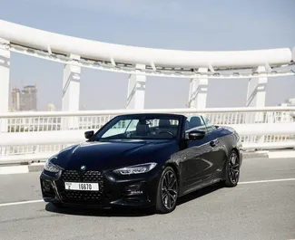 BMW 430i Cabrio 2023 beschikbaar voor verhuur in Dubai, met een kilometerlimiet van 250 km/dag.