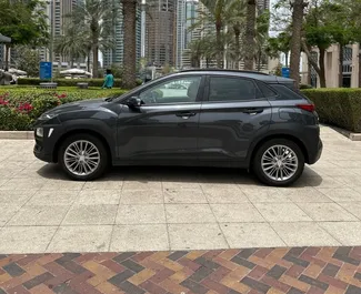 Hyundai Kona 2020 beschikbaar voor verhuur in Dubai, met een kilometerlimiet van 250 km/dag.