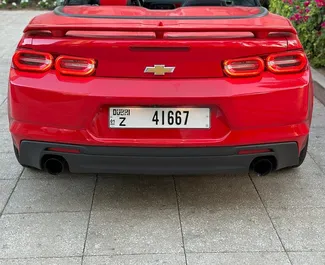 Chevrolet Camaro Cabrio 2020 beschikbaar voor verhuur in Dubai, met een kilometerlimiet van 250 km/dag.