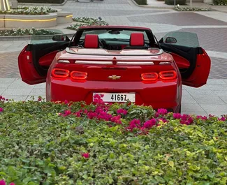 Interieur van Chevrolet Camaro Cabrio te huur in de VAE. Een geweldige auto met 4 zitplaatsen en een Automatisch transmissie.