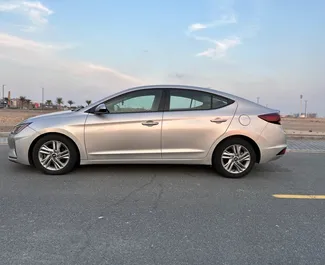 Hyundai Elantra 2020 beschikbaar voor verhuur in Dubai, met een kilometerlimiet van 250 km/dag.