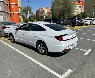 Interieur van Hyundai Sonata te huur in de VAE. Een geweldige auto met 5 zitplaatsen en een Automatisch transmissie.