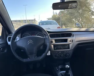 Interieur van Citroen C-Elysee te huur in Albanië. Een geweldige auto met 5 zitplaatsen en een Handmatig transmissie.