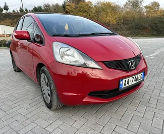 Vooraanzicht van een huurauto Honda Jazz in Tirana, Albanië ✓ Auto #8384. ✓ Transmissie Automatisch TM ✓ 0 beoordelingen.