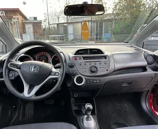 Interieur van Honda Jazz te huur in Albanië. Een geweldige auto met 5 zitplaatsen en een Automatisch transmissie.