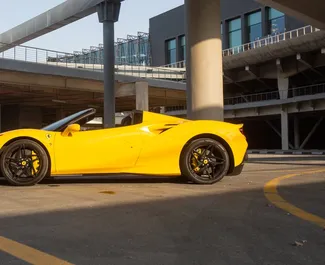 Ferrari F8 Spider 2022 beschikbaar voor verhuur in Dubai, met een kilometerlimiet van 250 km/dag.