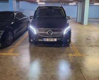 Vooraanzicht van een huurauto Mercedes-Benz V-Class op de luchthaven van Tbilisi, Georgië ✓ Auto #8389. ✓ Transmissie Automatisch TM ✓ 0 beoordelingen.
