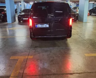 Benzine motor van 2,0L van Mercedes-Benz V-Class 2017 te huur op de luchthaven van Tbilisi.
