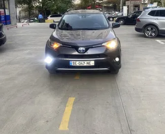 Interieur van Toyota Rav4 te huur in Georgië. Een geweldige auto met 5 zitplaatsen en een Automatisch transmissie.